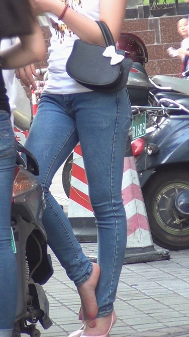 路边牛仔裤shaofu和男的在闲聊[541M/M2T]