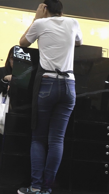 蓝色紧身牛仔裤的诱惑[148M/M2TS]