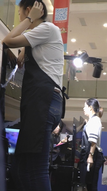 蓝色紧身牛仔裤的诱惑[148M/M2TS]