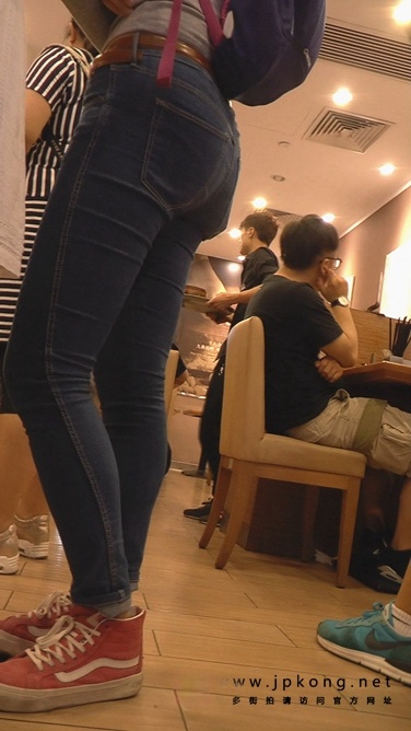 身材凹凸有致的饱满紧臀牛仔裤美眉[127M/M2TS]