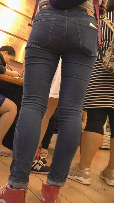 身材凹凸有致的饱满紧臀牛仔裤美眉[127M/M2TS]