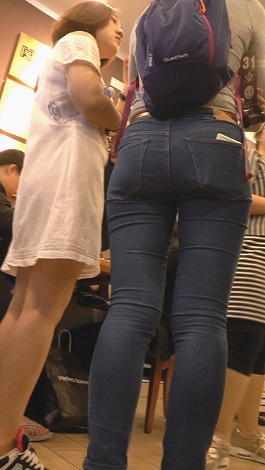 身材凹凸有致的饱满紧臀牛仔裤美眉[127M/M2TS]