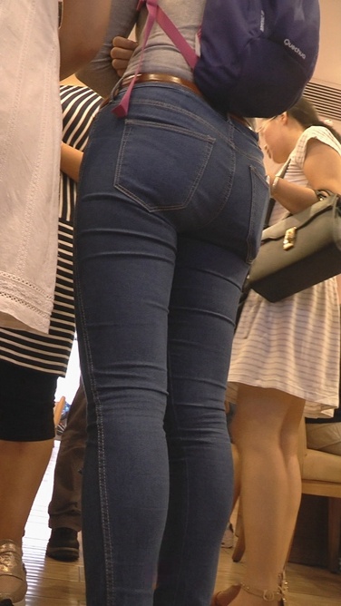 身材凹凸有致的饱满紧臀牛仔裤美眉[127M/M2TS]