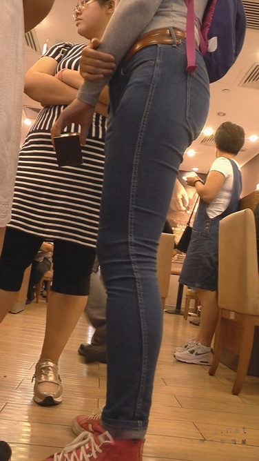 身材凹凸有致的饱满紧臀牛仔裤美眉[127M/M2TS]