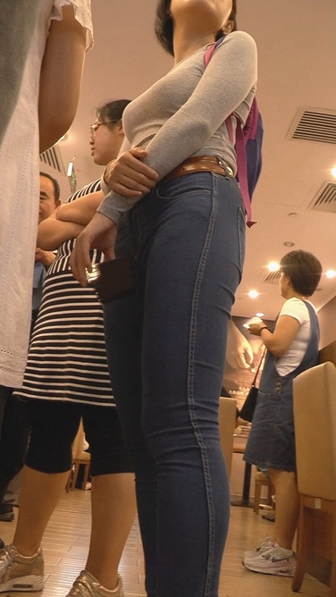 身材凹凸有致的饱满紧臀牛仔裤美眉[127M/M2TS]