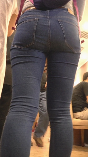 身材凹凸有致的饱满紧臀牛仔裤美眉[127M/M2TS]