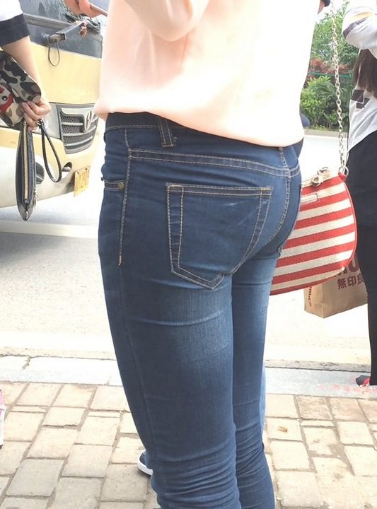 让人眼睛无法转移的极品蓝牛翘臀美眉[95M/MOV]