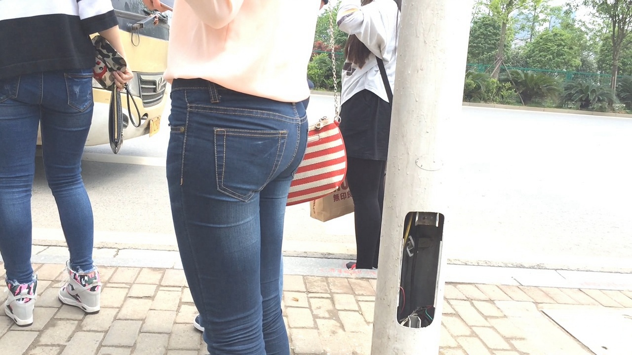 让人眼睛无法转移的极品蓝牛翘臀美眉[95M/MOV]