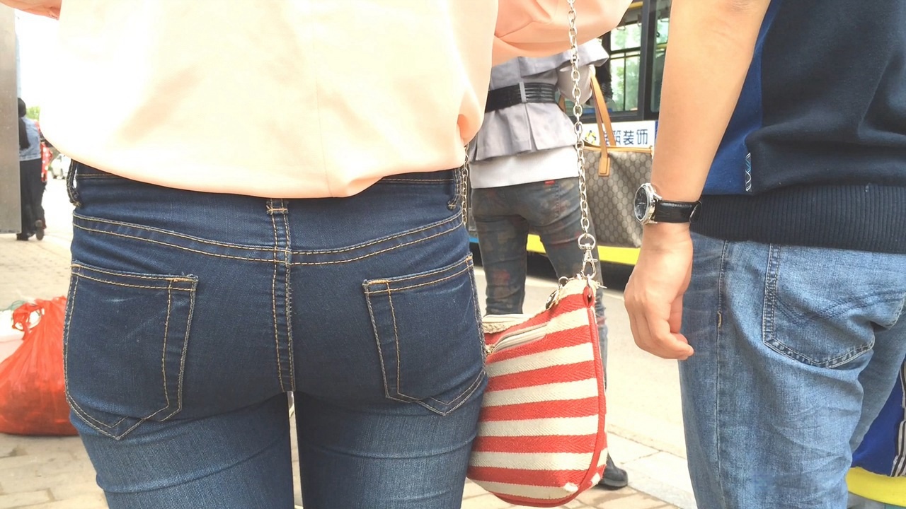 让人眼睛无法转移的极品蓝牛翘臀美眉[95M/MOV]