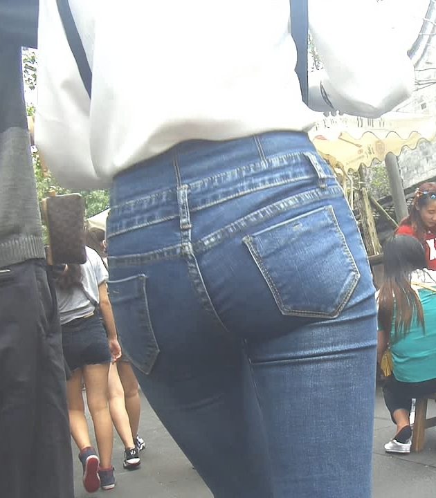 蓝色牛仔裤翘臀美女就是好看[339M/MP4]
