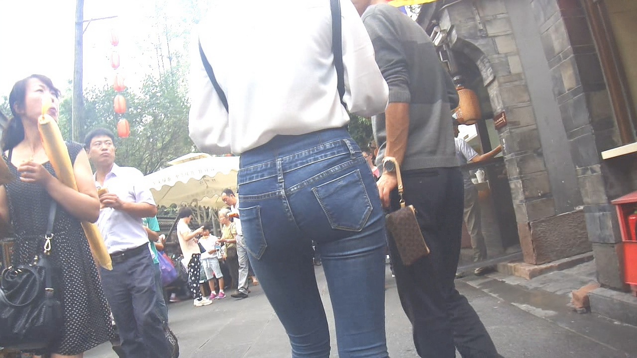 蓝色牛仔裤翘臀美女就是好看[339M/MP4]