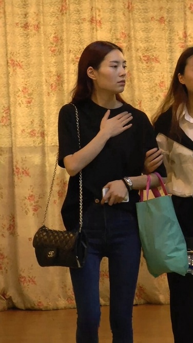 一脸惆怅的牛仔裤美女[77M/MP4]