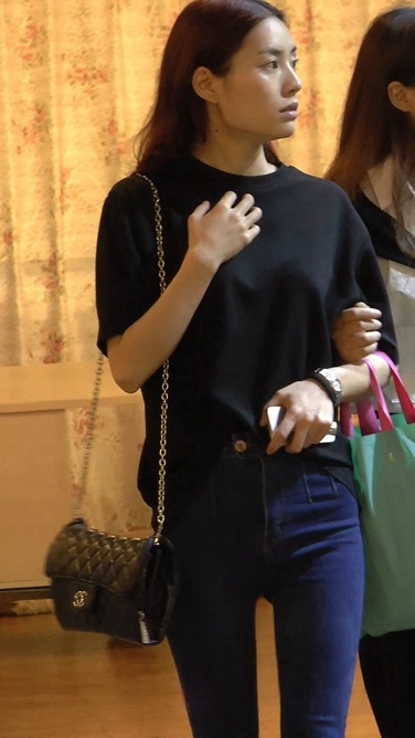 一脸惆怅的牛仔裤美女[77M/MP4]