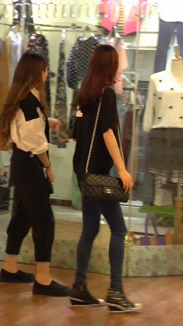 一脸惆怅的牛仔裤美女[77M/MP4]