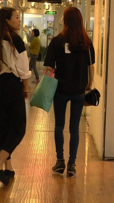 一脸惆怅的牛仔裤美女[77M/MP4]