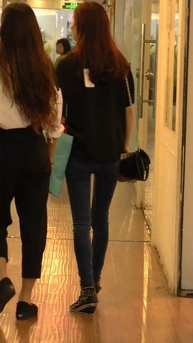 一脸惆怅的牛仔裤美女[77M/MP4]