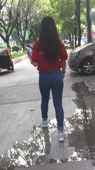 跟拍赶着去国美上班的巨臀小妹妹[194M/MOV]