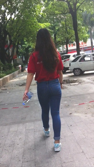 跟拍赶着去国美上班的巨臀小妹妹[194M/MOV]