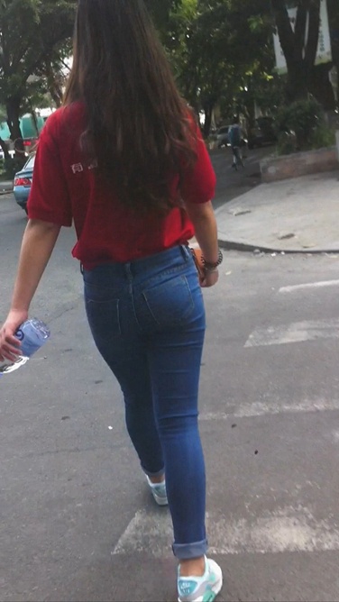 跟拍赶着去国美上班的巨臀小妹妹[194M/MOV]