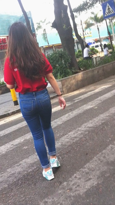 跟拍赶着去国美上班的巨臀小妹妹[194M/MOV]