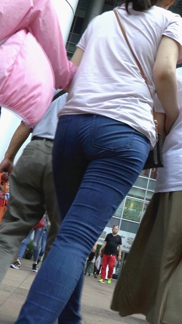 紧绷牛仔裤shaofu，绷得起皱折了[276M/M2TS]