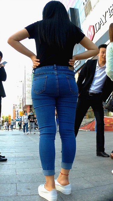 九分紧身蓝牛美眉[35.3M/MP4]