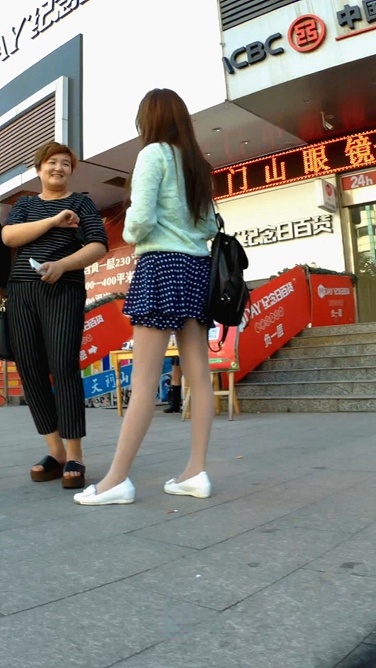 九分紧身蓝牛美眉[35.3M/MP4]