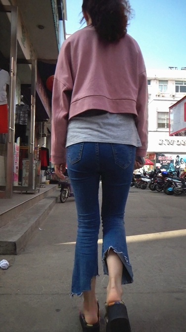 小妹的牛仔裤太有个xing了[336M/MTS]