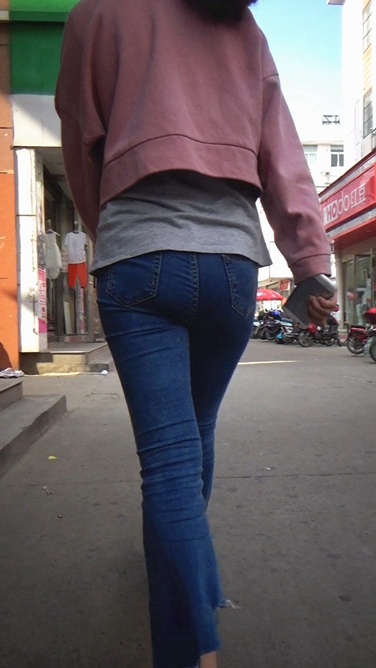 小妹的牛仔裤太有个xing了[336M/MTS]