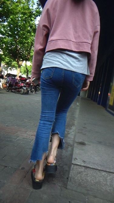 小妹的牛仔裤太有个xing了[336M/MTS]