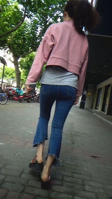 小妹的牛仔裤太有个xing了[336M/MTS]