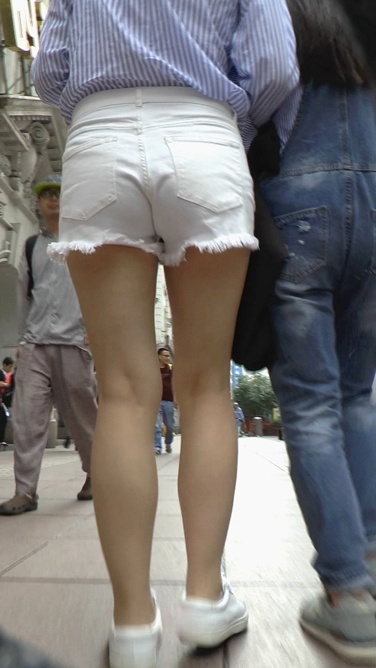 高挑白热裤MM，同行的闺蜜是美人哦[204M/M2TS]