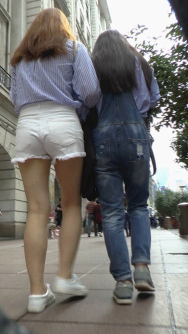 高挑白热裤MM，同行的闺蜜是美人哦[204M/M2TS]