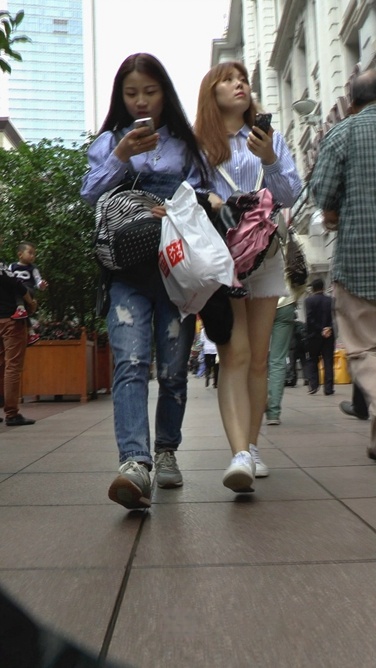 高挑白热裤MM，同行的闺蜜是美人哦[204M/M2TS]