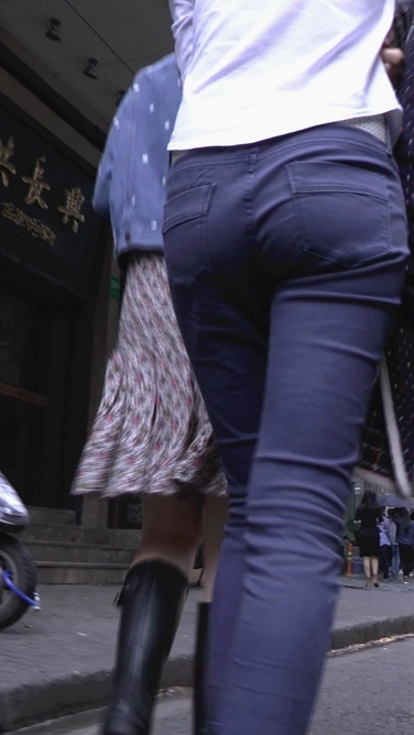 撑伞的兰牛MM，纤细的身材[333M/M2TS]