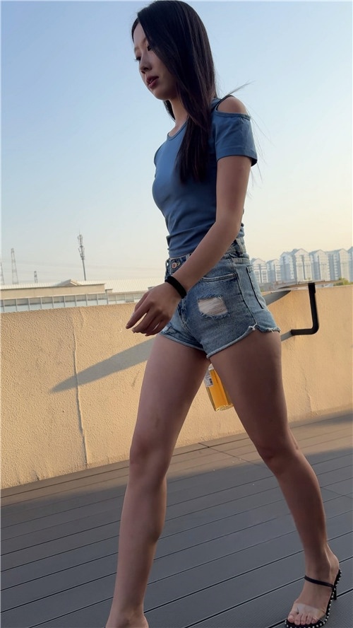 牛仔热裤美女 [17.56G/MP4]