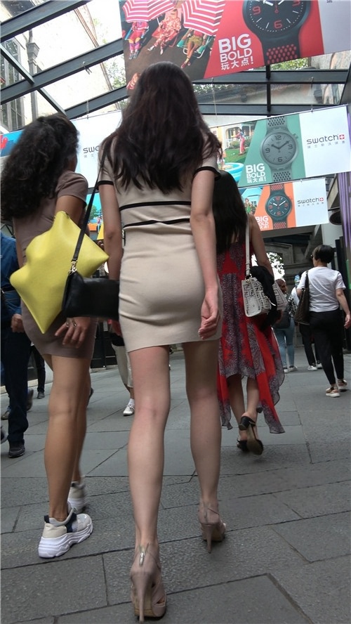 漂亮的连体裙小姐姐[1.04G/MP4]