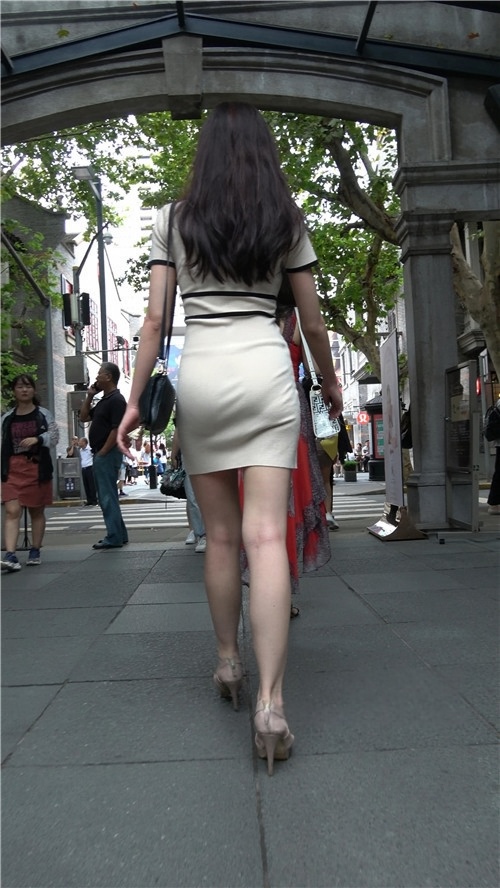 漂亮的连体裙小姐姐[1.04G/MP4]