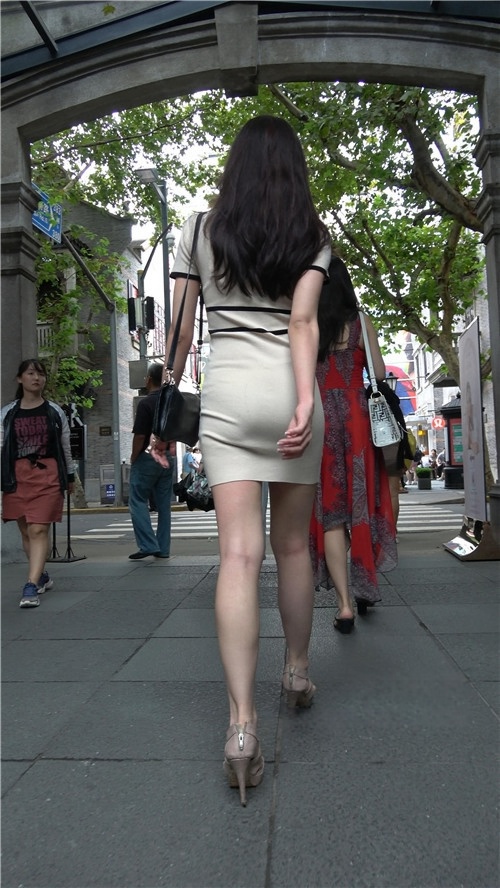 漂亮的连体裙小姐姐[1.04G/MP4]