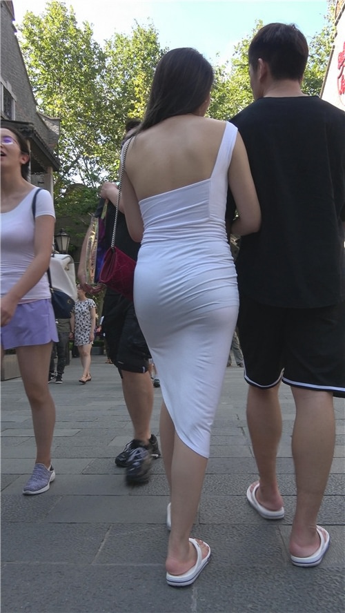 丰满的白色紧身裙美女[1.15G/MP4]