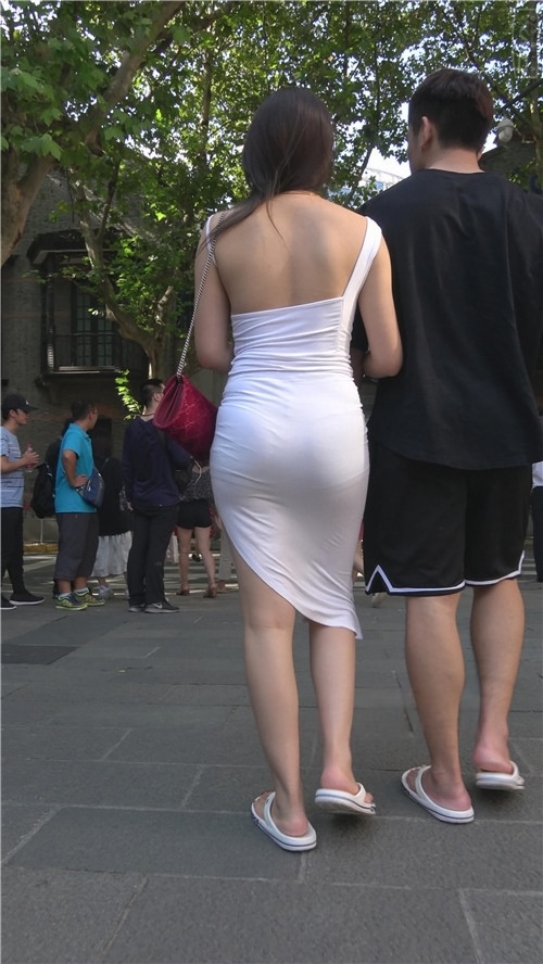 丰满的白色紧身裙美女[1.15G/MP4]