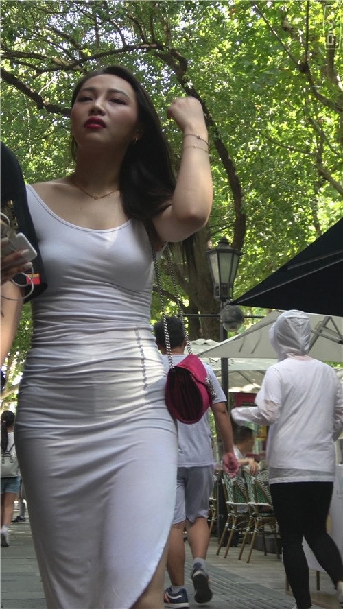 丰满的白色紧身裙美女[1.15G/MP4]