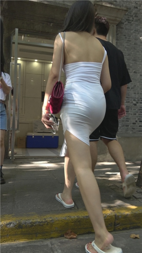 丰满的白色紧身裙美女[1.15G/MP4]