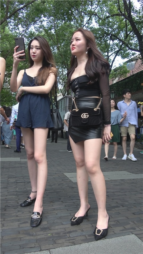 包臀皮裙美女小姐姐[932M/MP4]