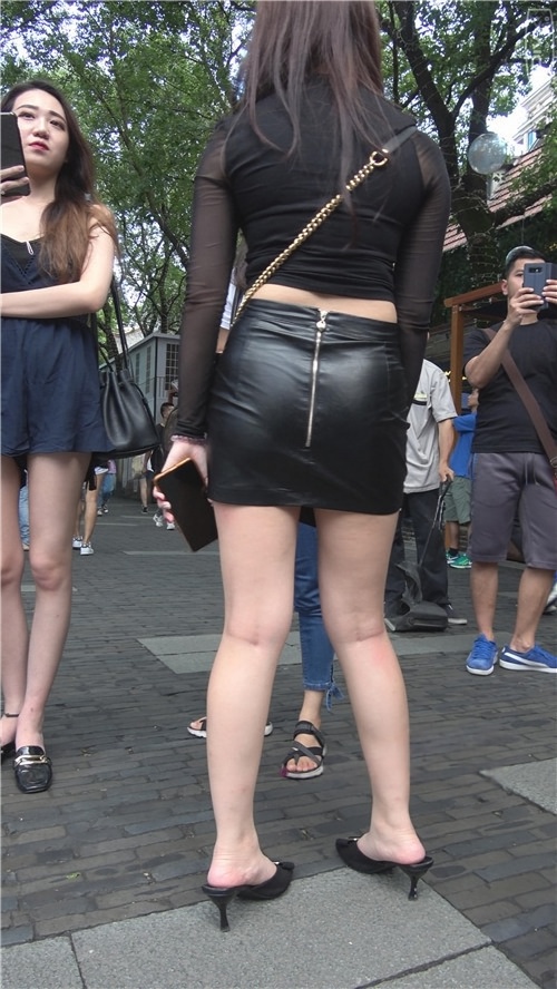 包臀皮裙美女小姐姐[932M/MP4]