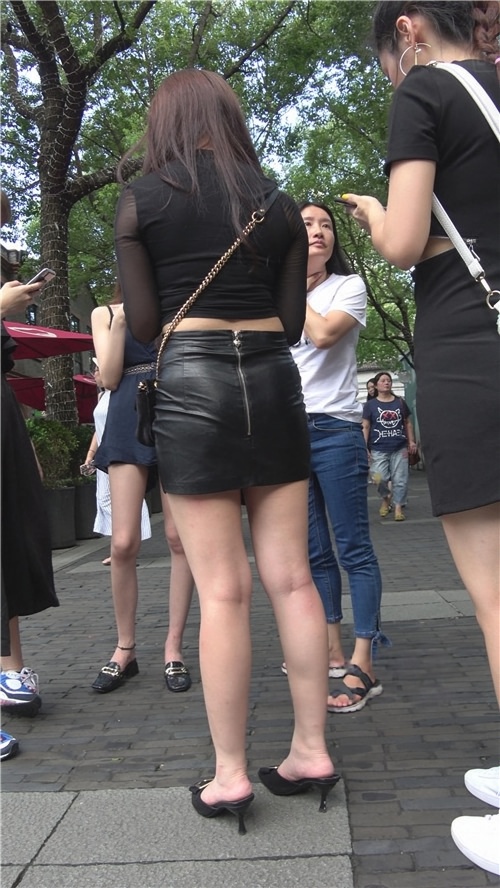 包臀皮裙美女小姐姐[932M/MP4]