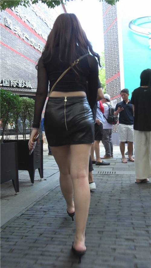 包臀皮裙美女小姐姐[932M/MP4]