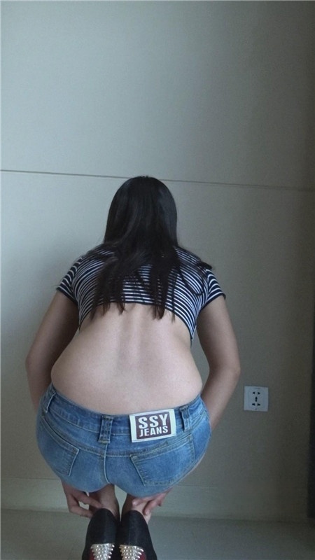 模拍漂亮的牛仔短裤美女（二）[3.45G/MP4]