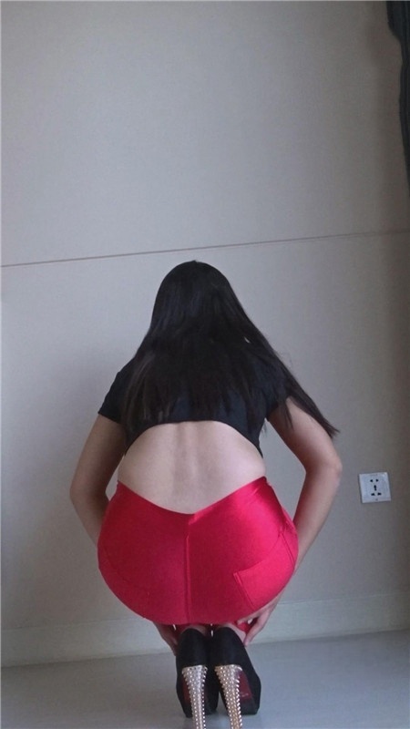 模拍漂亮的红色皮裤紧身美女（二）[1.71G/MP4]