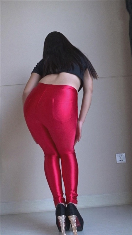 模拍漂亮的红色皮裤紧身美女（二）[1.71G/MP4]